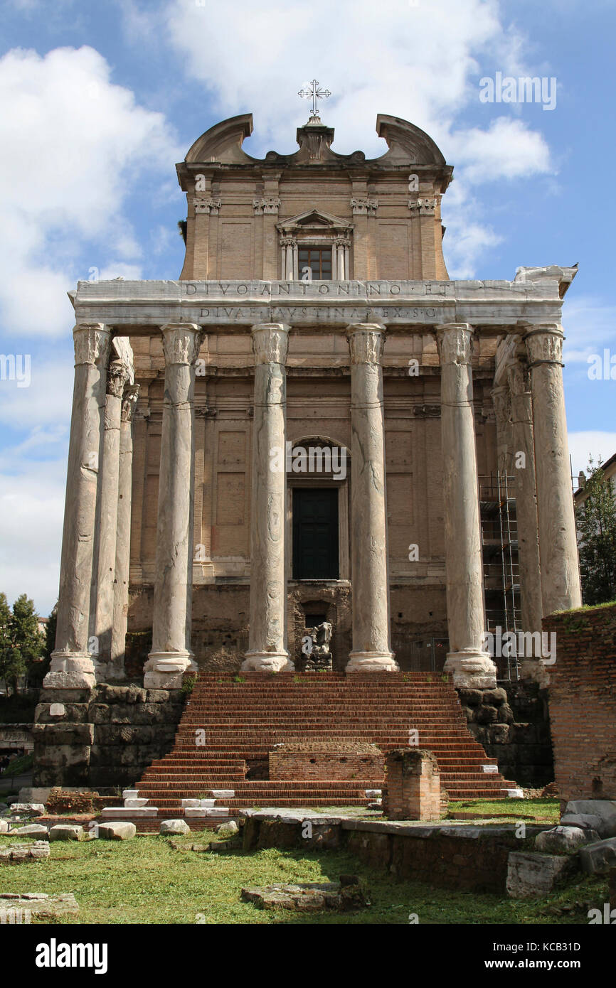 Der Tempel von Antoninus und Faustina wurde 141 n. Chr. vom Kaiser Antoninus Pius eröffnet und war zunächst seiner verstorbenen und deifizierten Frau F gewidmet Stockfoto