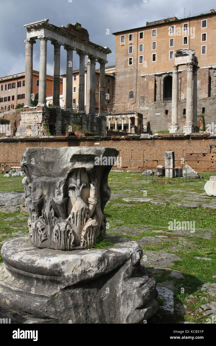 Tempel des Saturn. Die Ruinen des Tempels stehen am Fuße des Kapitolinischen Hügels am westlichen Ende des Forum Romanum. Stockfoto