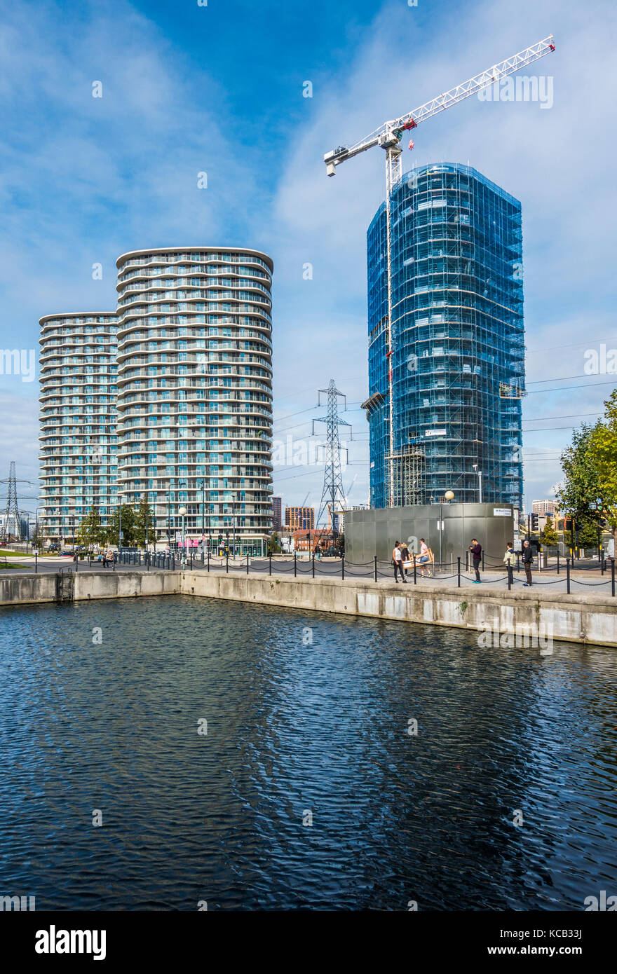 Der Turm, ein neu erbautes Appartementhaus, im Bau in Royal Victoria Dock, in der Nähe der beiden anderen abgeschlossene Blöcke, in London E 16, England, UK. Stockfoto