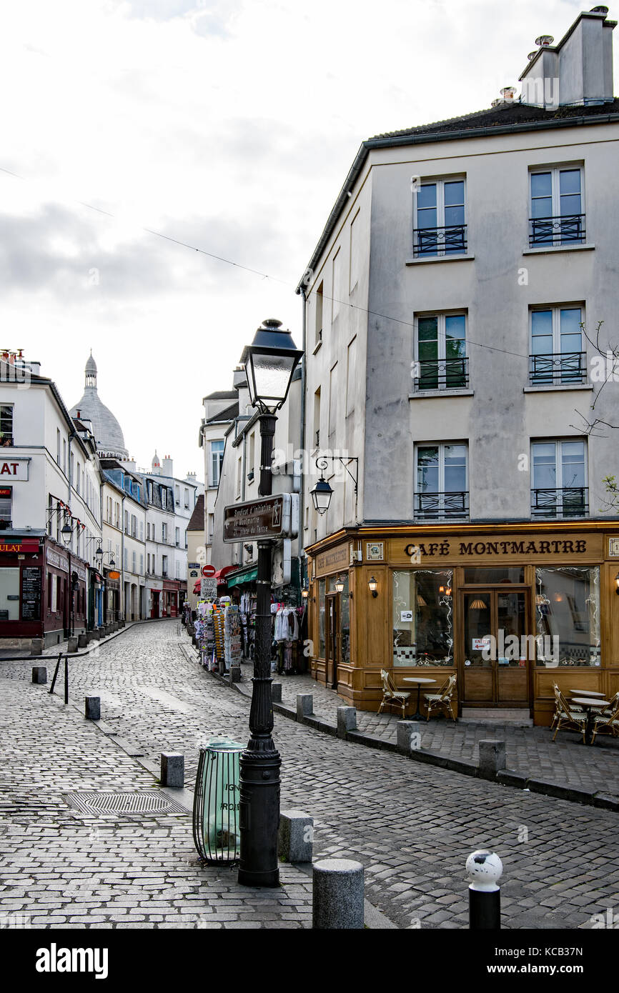 Typisch französische Straße im Stadtteil Montmartre mit kleinen Häuser sind Cafés Stockfoto