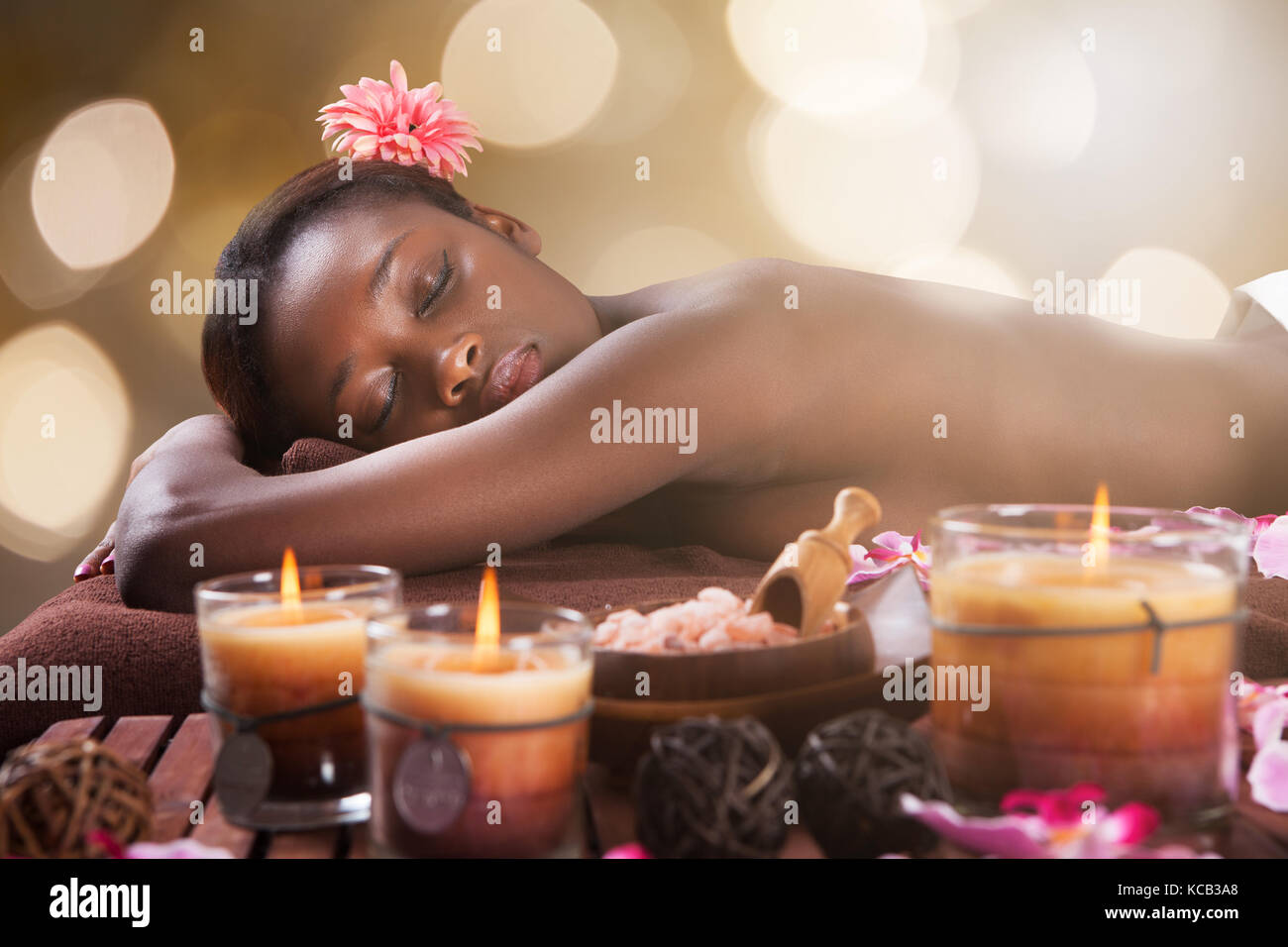 Nahaufnahme einer afrikanischen jungen Frau in ein Beauty Spa Stockfoto