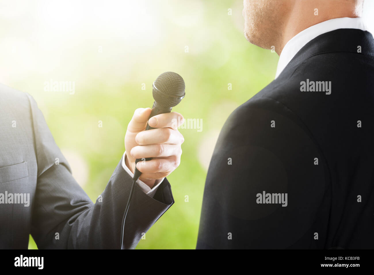 Nahaufnahme von einem Reporter der Durchführung Interview von Geschäftsmann Stockfoto