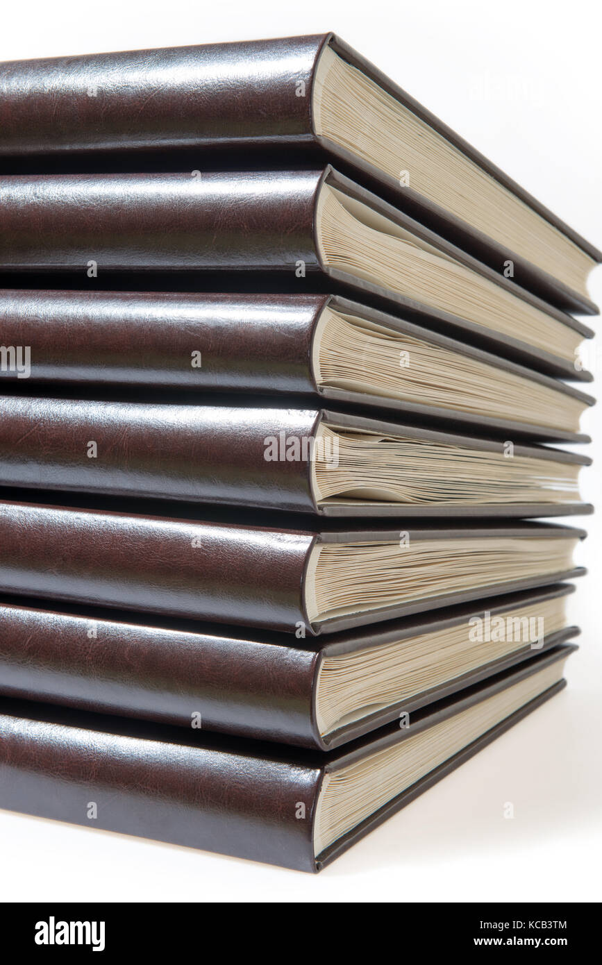 Verschiedene Größen Alben und Bücher auf weißem Hintergrund Stockfoto
