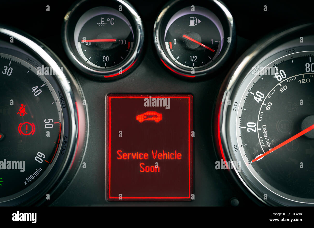 Service Auto Kontrolllampe auf einem Armaturenbrett Stockfoto