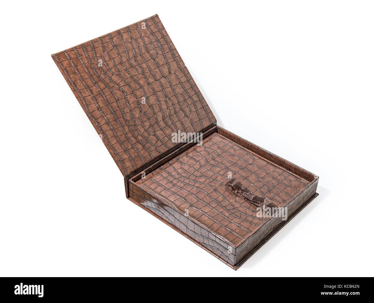 Braunes Leder Box mit Buch auf weißem Hintergrund Stockfoto