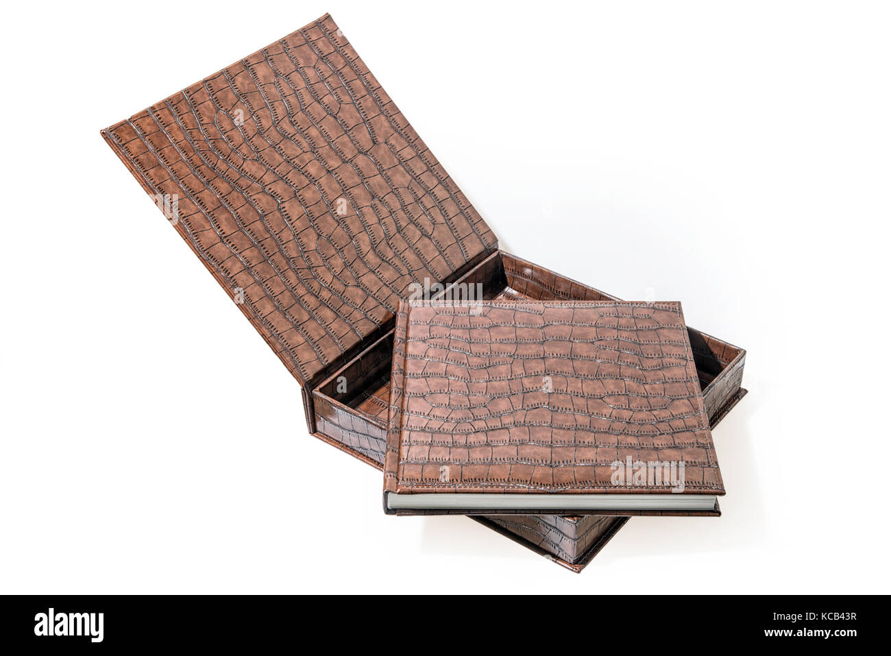 Braunes Leder Box mit Buch auf weißem Hintergrund Stockfoto