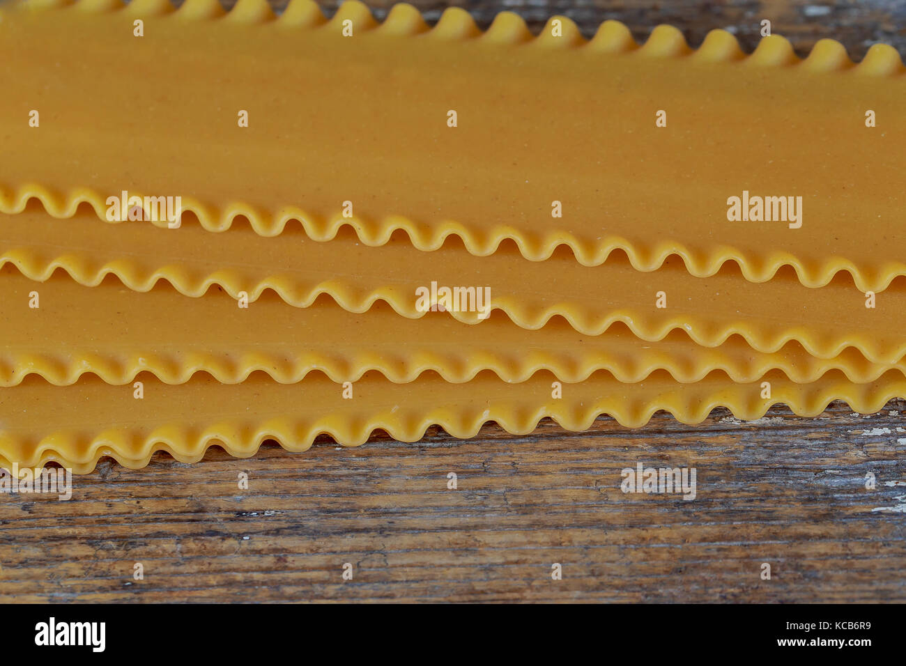 Rohe rohe Nudeln italienische Lasagne Holz Hintergrund Stockfoto