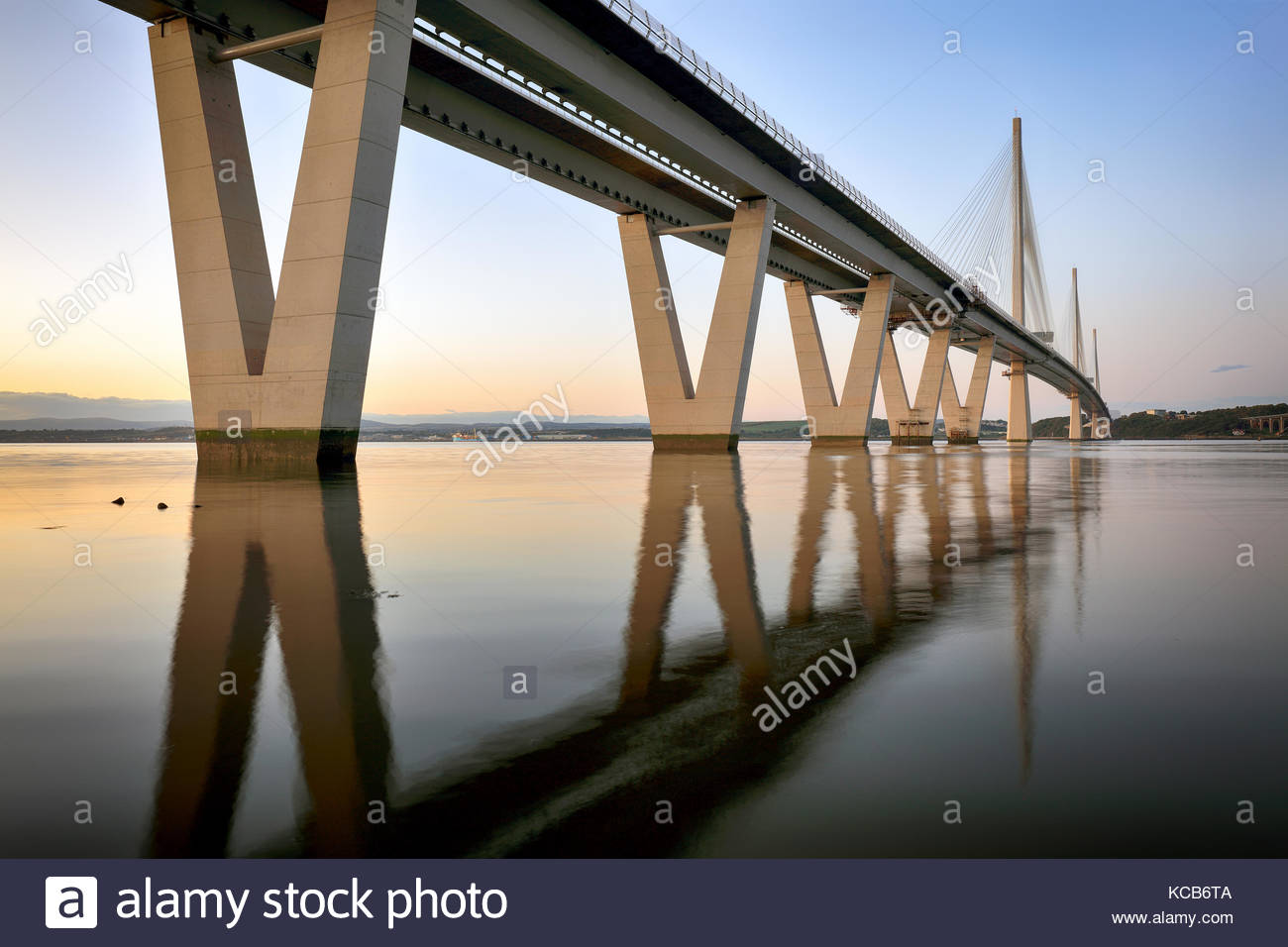 Überlegungen der neuen Queensferry Kreuzung Brücke über den Firth von weiter während des Sonnenuntergangs. Stockfoto