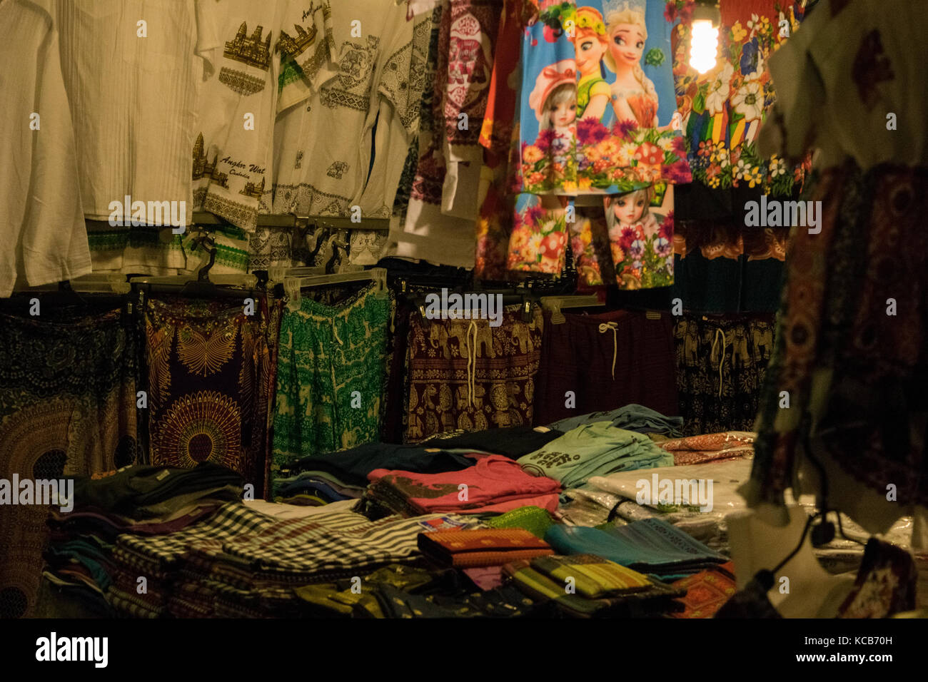 Eine Kleidung an der Phnom Penh nacht Marktstand. Frauen Kleidung mit verschiedenen Farben und ethnischen Mustern. Günstige Preise. Kambodscha, Südostasien Stockfoto