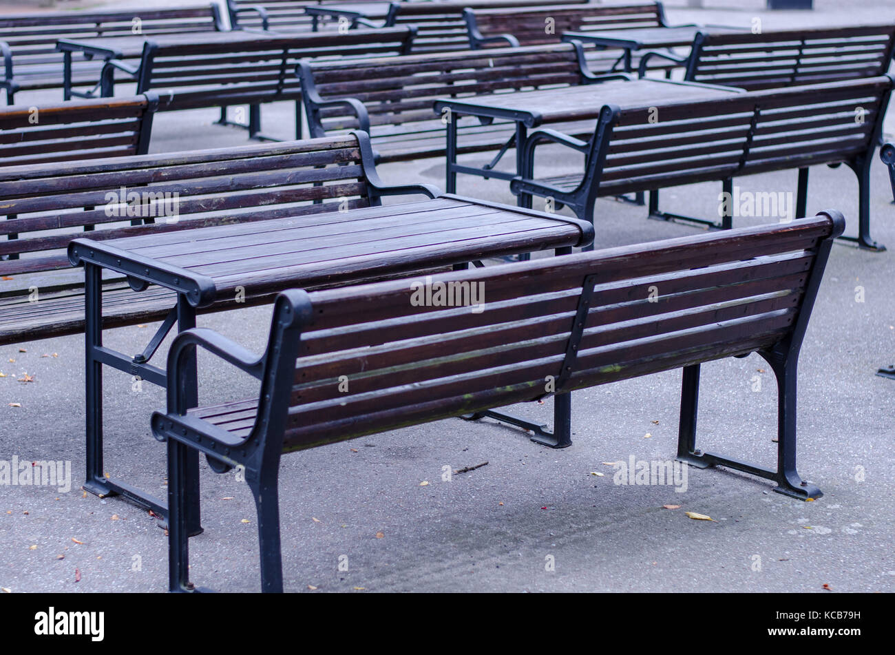 Leere Stühle und Tische aus Holz und Stahl außerhalb ein Café. Stockfoto