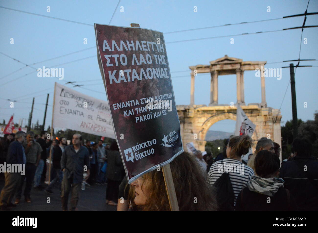 Athen, Griechenland. 03 Okt, 2017. Griechische Linke in Athen zur Unterstützung der Referendum in Katalonien zeigen und gegen den Angriff der spanischen Polizei während der Abstimmung in Katalonien. Credit: George Panagakis/Pacific Press/Alamy leben Nachrichten Stockfoto