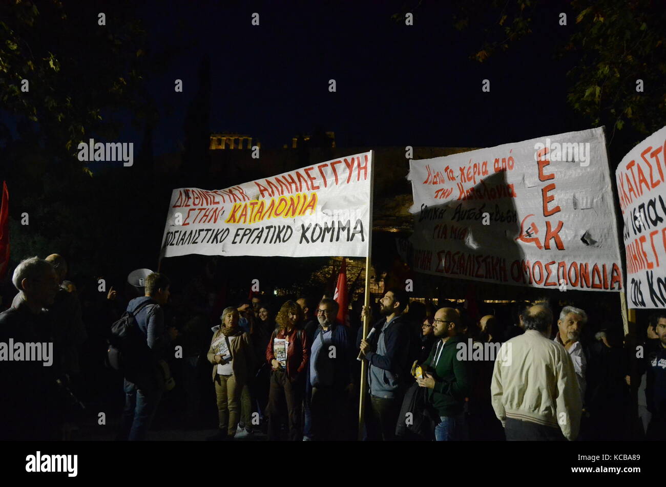 Athen, Griechenland. 03 Okt, 2017. Griechische Linke in Athen zur Unterstützung der Referendum in Katalonien zeigen und gegen den Angriff der spanischen Polizei während der Abstimmung in Katalonien. Credit: George Panagakis/Pacific Press/Alamy leben Nachrichten Stockfoto