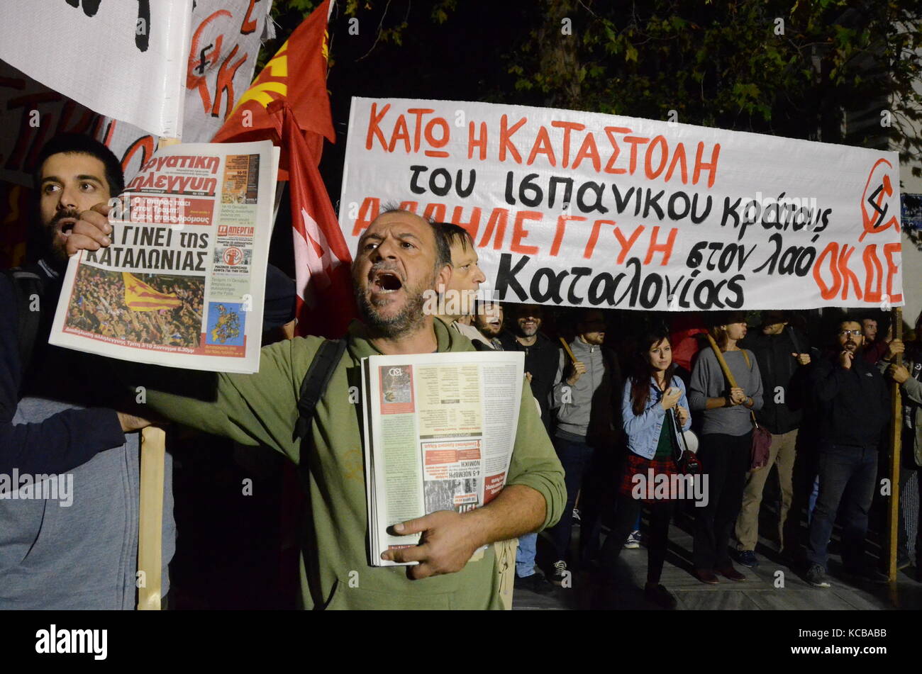 Athen, Griechenland. 03 Okt, 2017. Griechische Linke in Athen zur Unterstützung der Referendum in Katalonien zeigen und gegen den Angriff der spanischen Polizei während der Abstimmung in Katalonien. Credit: George Panagakis/Pacific Press/Alamy leben Nachrichten Stockfoto