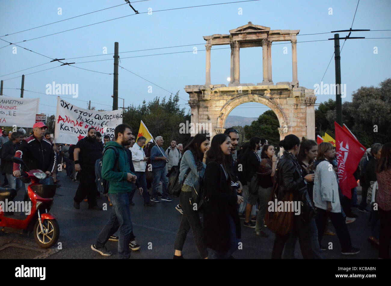 Athen, Griechenland. 03 Okt, 2017. Griechische Linke in Athen zur Unterstützung der Referendum in Katalonien zeigen und gegen den Angriff der spanischen Polizei während der Abstimmung in Katalonien. Credit: George Panagakis/Pacific Press/Alamy leben Nachrichten Stockfoto