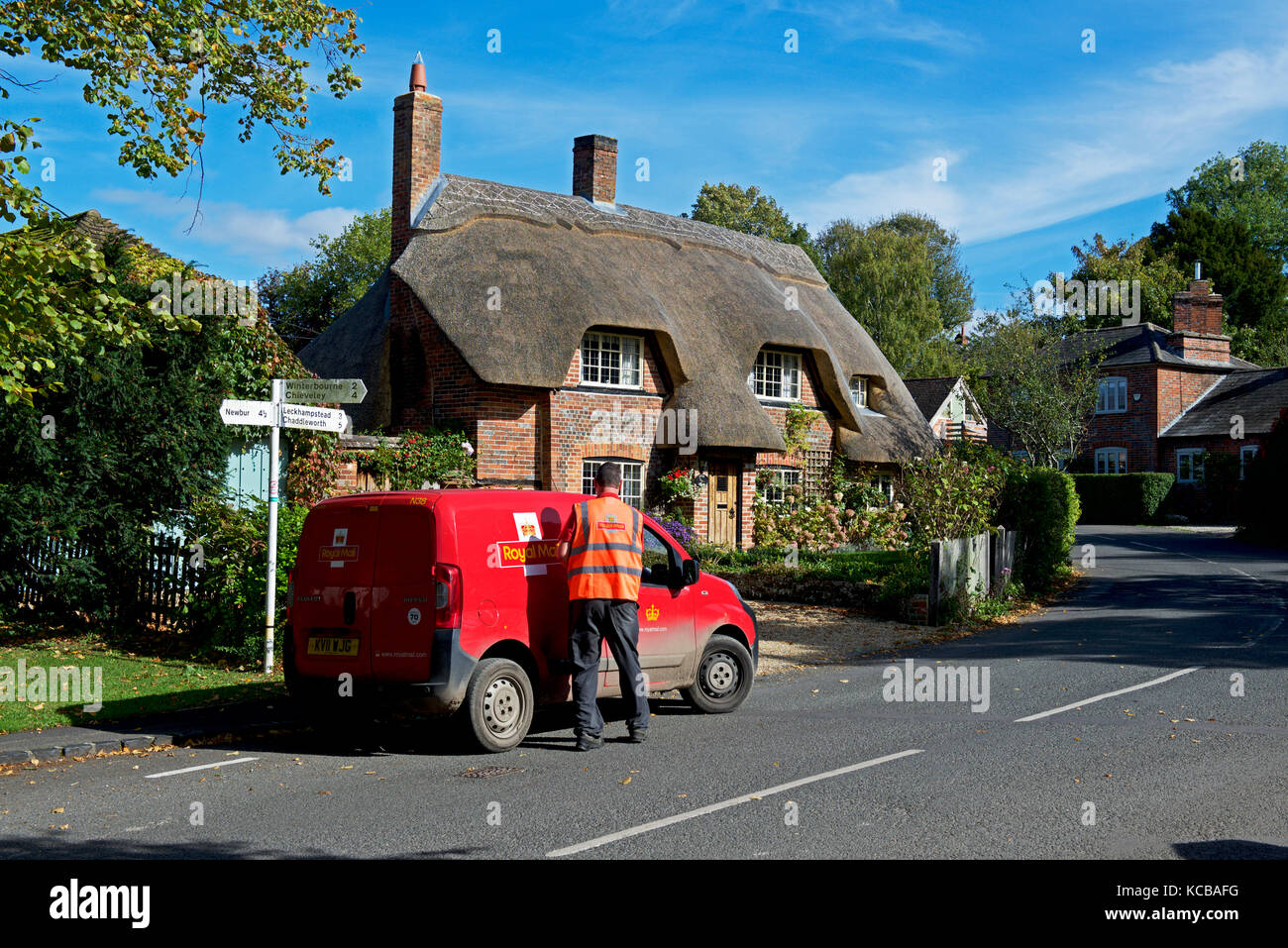 Royal Mail van vor der Reetdachhäuser im Dorf von Boxford, Berkshire, England UK geparkt Stockfoto