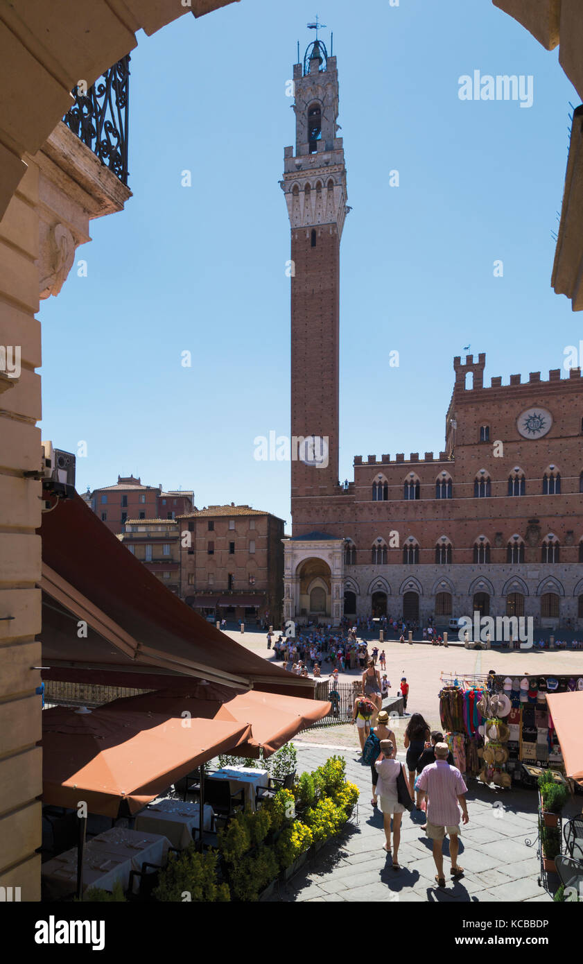 Siena, Provinz Siena, Toskana, Italien. Der Palazzo Pubblico und dem Torre del Mangia auf der Piazza del Campo gesehen. Das historische Zentrum von Siena Stockfoto