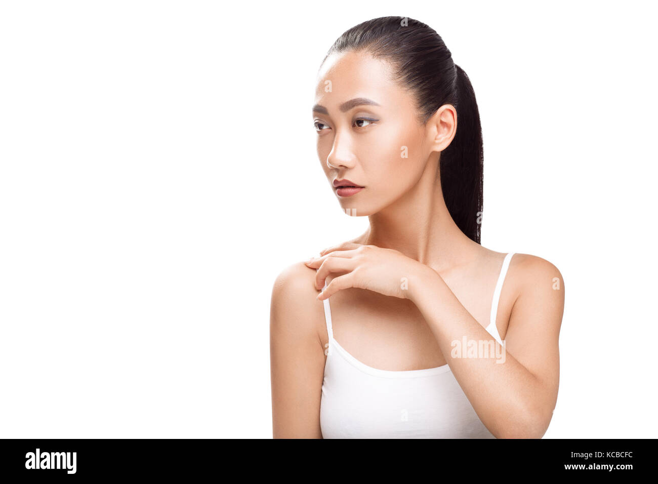 Beauty Portrait von niedlichen asiatische Frau mit Träumen Gesicht. junge Modell lächeln und uns auf die Seite. Wellness, saubere Haut, Kosmetik Konzept Foto Stockfoto