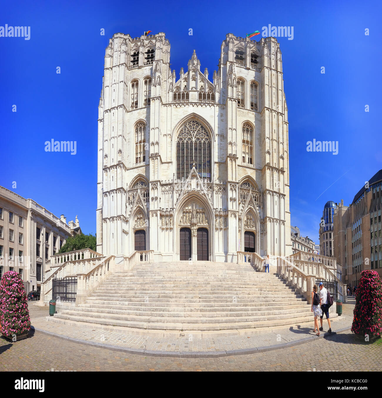 Saint-michel Kathedrale Gebäude in Brüssel am blauen Himmel Hintergrund. berühmte Ort von Brussel Saint-michel Kathedrale an einem sonnigen Tag. Stockfoto