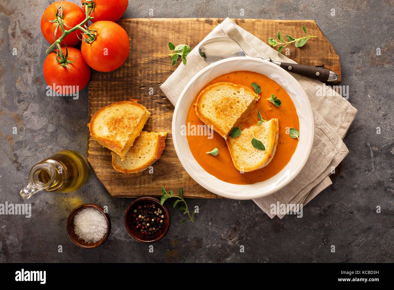 Tomatensuppe mit gegrillten Käse Sandwiches Stockfoto