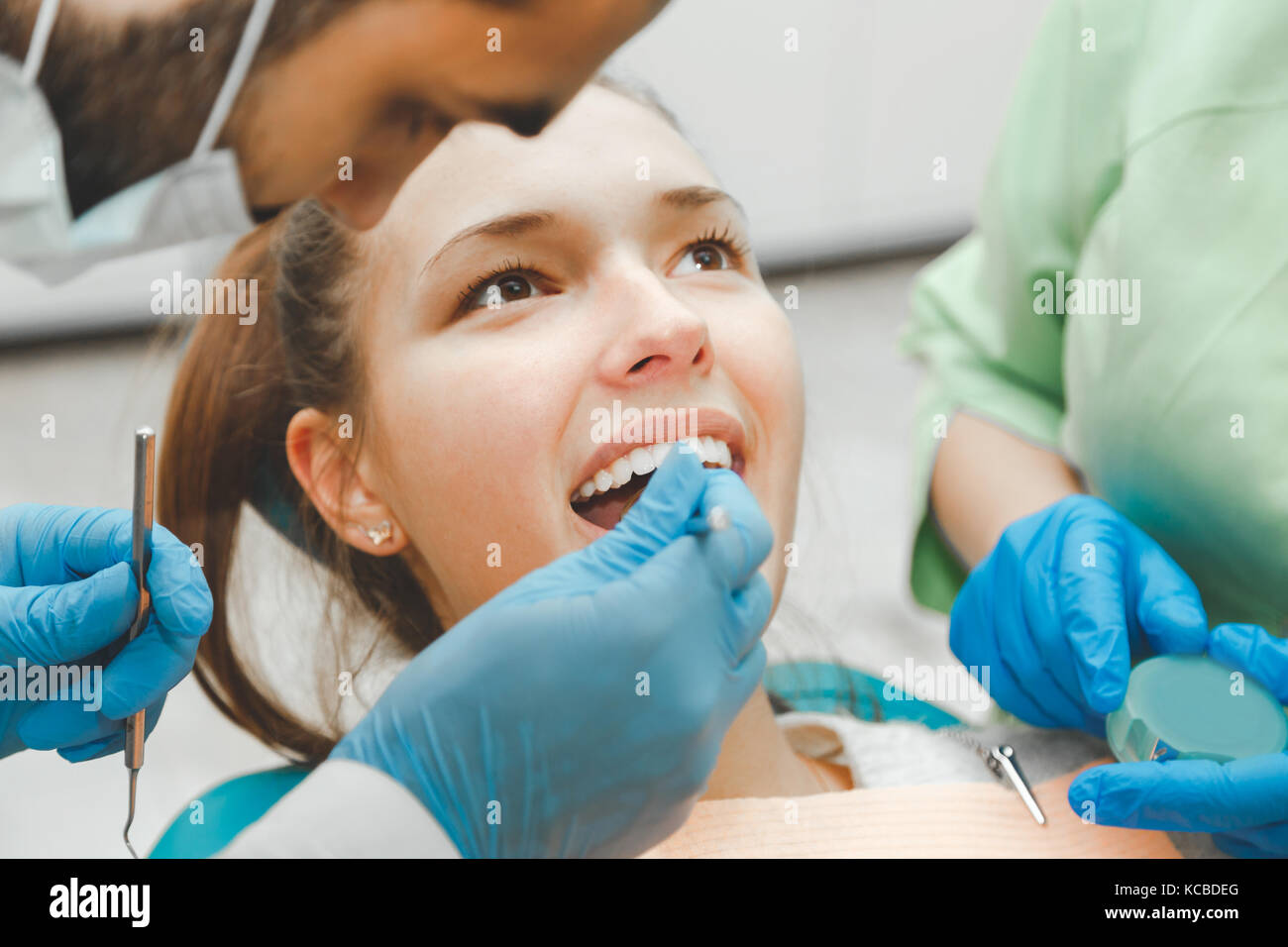 Der Zahnarzt prüft den Zustand der Zähne von einem schönen Mädchen. Stockfoto