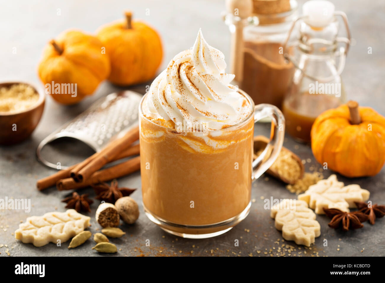 Pumpkin spice Latte in einem Glas mug Stockfoto