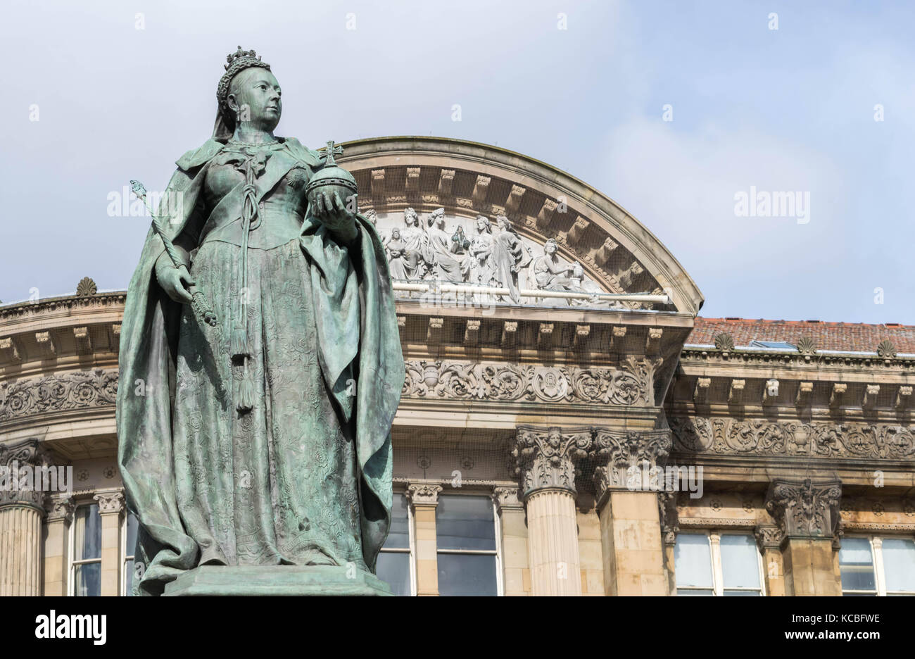 Birmingham, Großbritannien, Oktober 3rd, 2017: Statue von Queen Victoria in Birmingham, UK, Birmingham City Council im Hintergrund Stockfoto