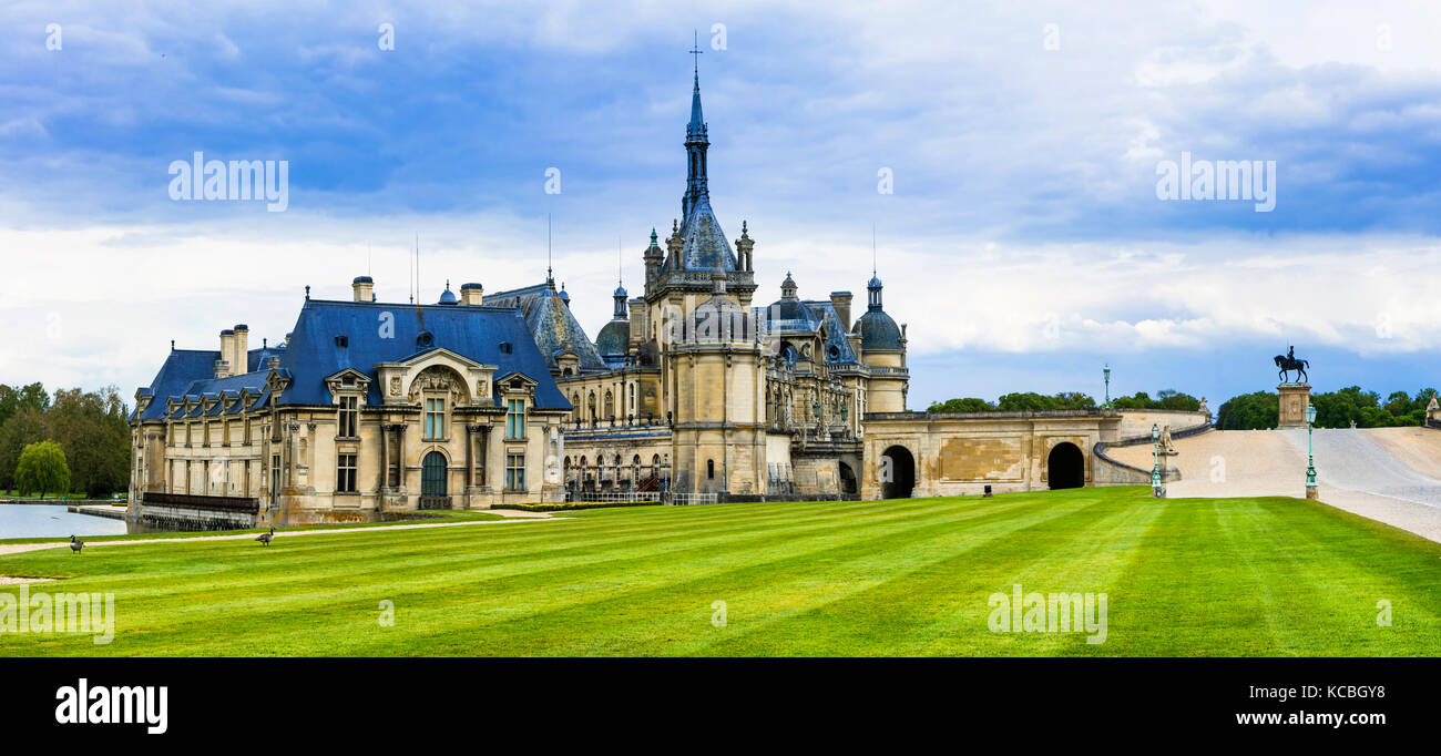 Beeindruckende Schloss Chantilly, Panoramaaussicht mit Gärten, Frankreich. Stockfoto