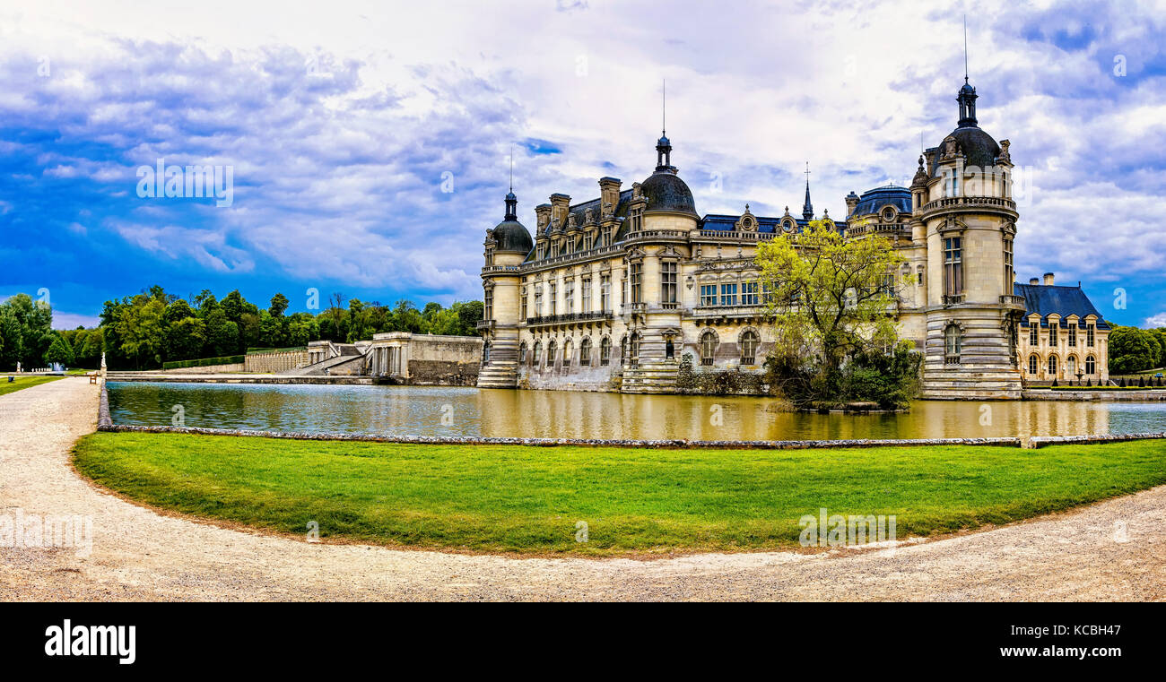 Eindrucksvolles Chateau de Chantilly, Ansicht mit Gärten, Frankreich. Stockfoto