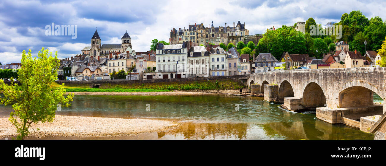 Schöne saint aignan sur Cher Dorf, mit Blick auf Fluss Cher, alte Brücke und Schloss, Frankreich. Stockfoto