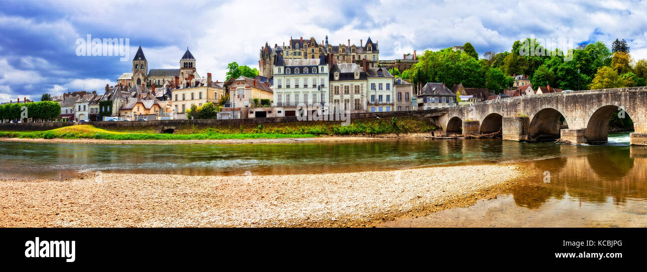 Beeindruckende Saint Aignan Dorf, Blick mit alten Brücke und Schloss, Frankreich. Stockfoto