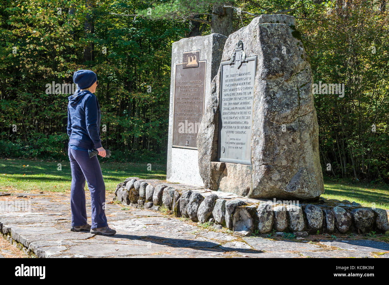 Frau liest die Plakette auf einen Stein Stockfoto