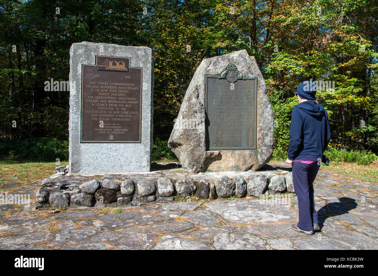 Frau liest die Plakette auf einen Stein Stockfoto