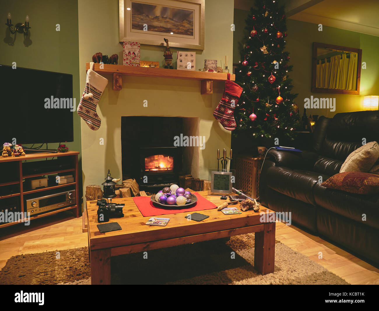 Ein warmes gemütliches Wohnzimmer mit einem Weihnachtsbaum und