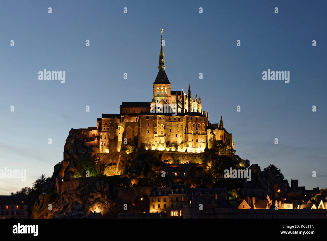 Abtei Mont-Saint-Michel, Blue Hour, Le Mont-Saint-Michel, Normandie, Frankreich Stockfoto