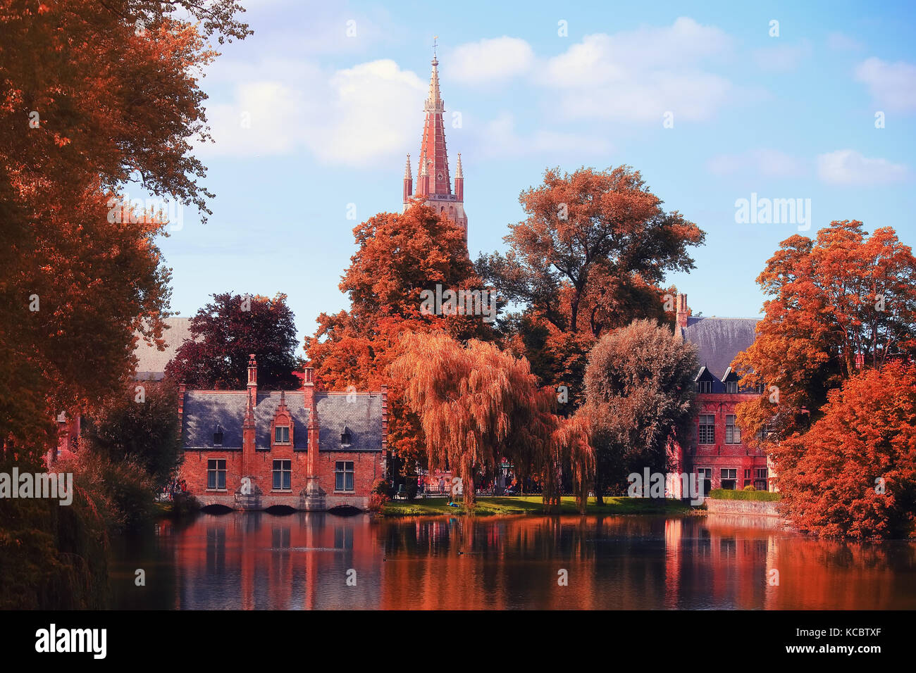 Herbst Tag in Brügge. Bäume mit roten Laub im berühmten Ziel von Belgien in Brügge. Stockfoto