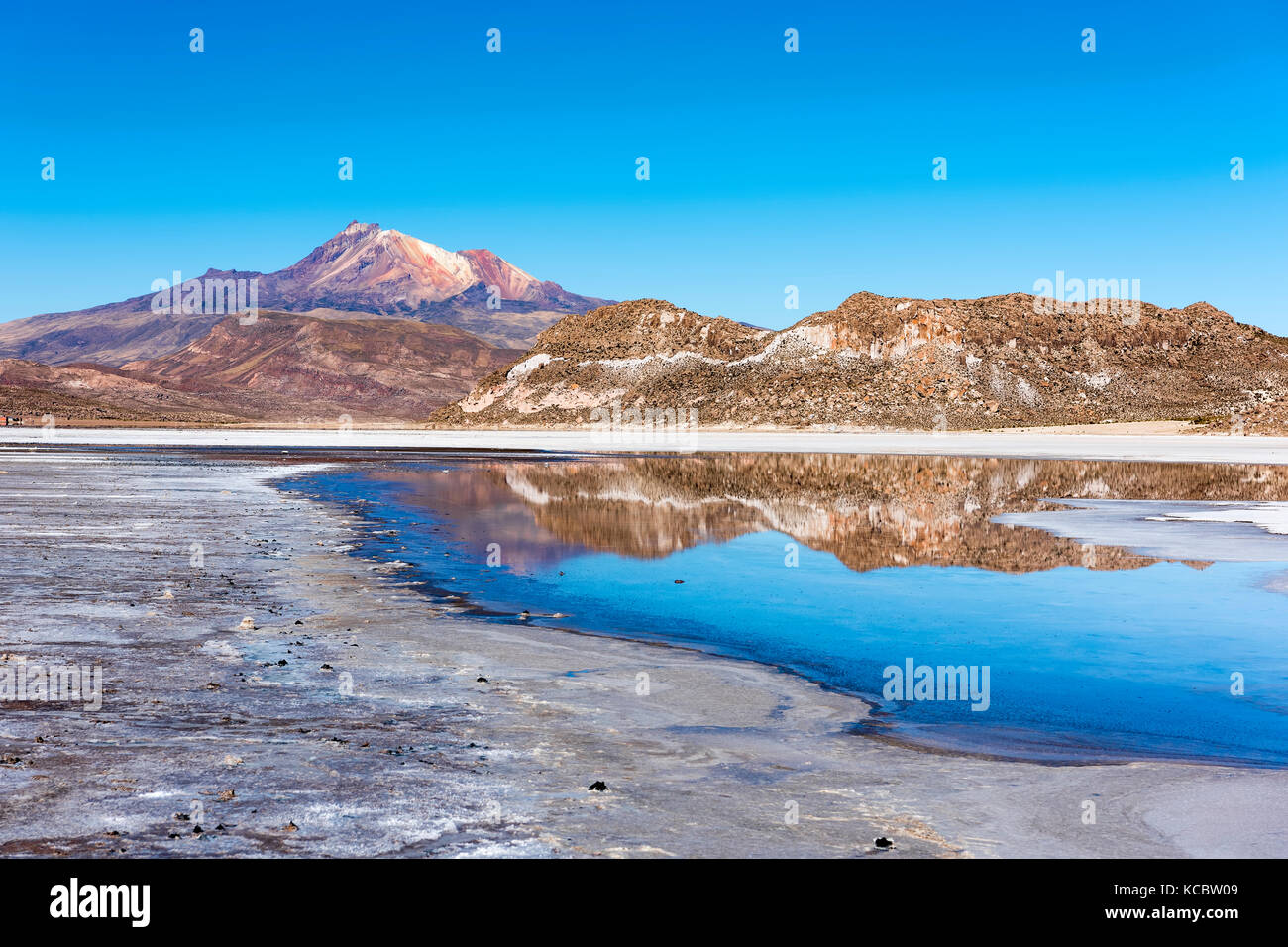Vulkan Cerro tunupa mit Reflexion in der Salar de Uyuni, Altiplano, 3670 m über dem Meeresspiegel, Bolivien, Südamerika Stockfoto