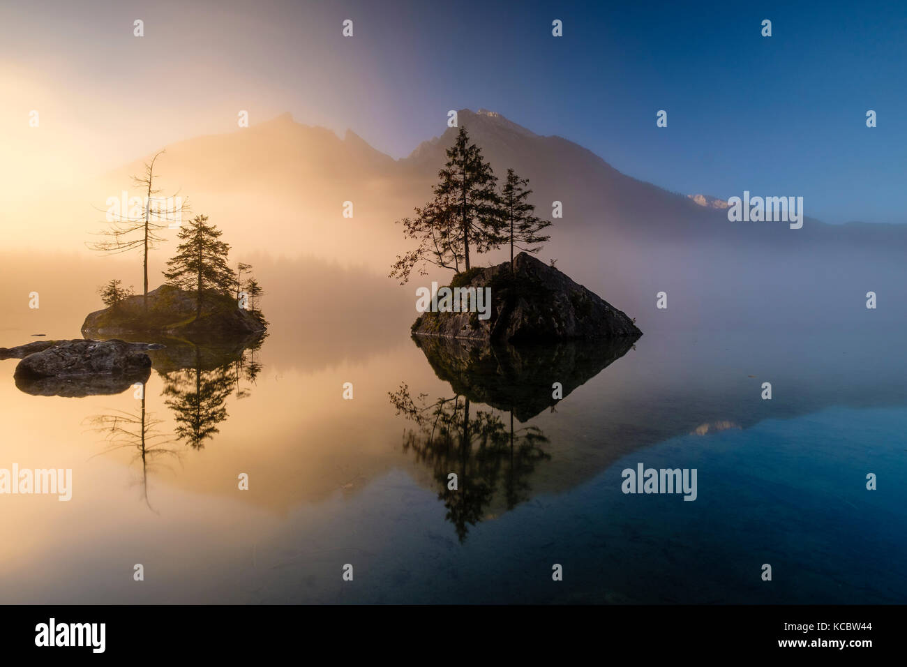 Hintersee mit Morgennebel bei Sonnenaufgang, Wasserspiegelung, hinten hoch kalt, Nationalpark Berchtesgaden, Ramsau, Bayern Stockfoto