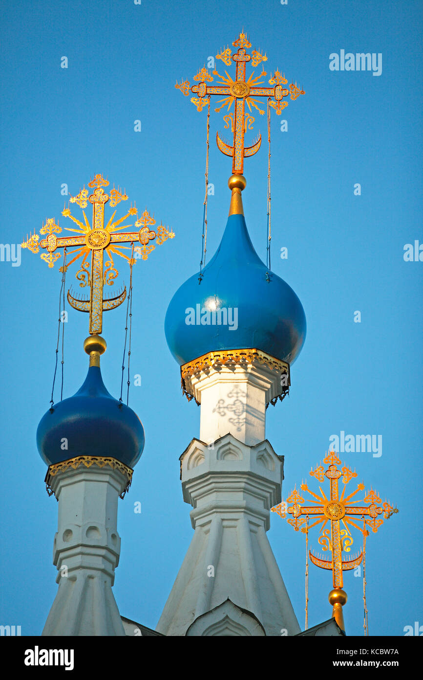 Kirchturm mit goldenen Kreuze, Kirche der Geburt der Gottesgebärerin an putinki, Moskau, Russland Stockfoto