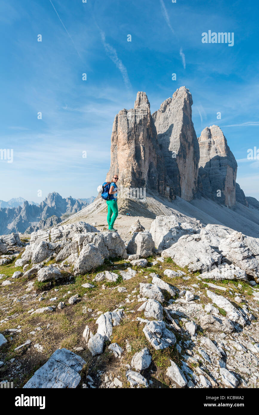 Wanderer auf dem Sattel Der paternsattel,Gesichter der Drei Zinnen, Sextner Dolomiten, Südtirol, Trentino - Südtirol Stockfoto