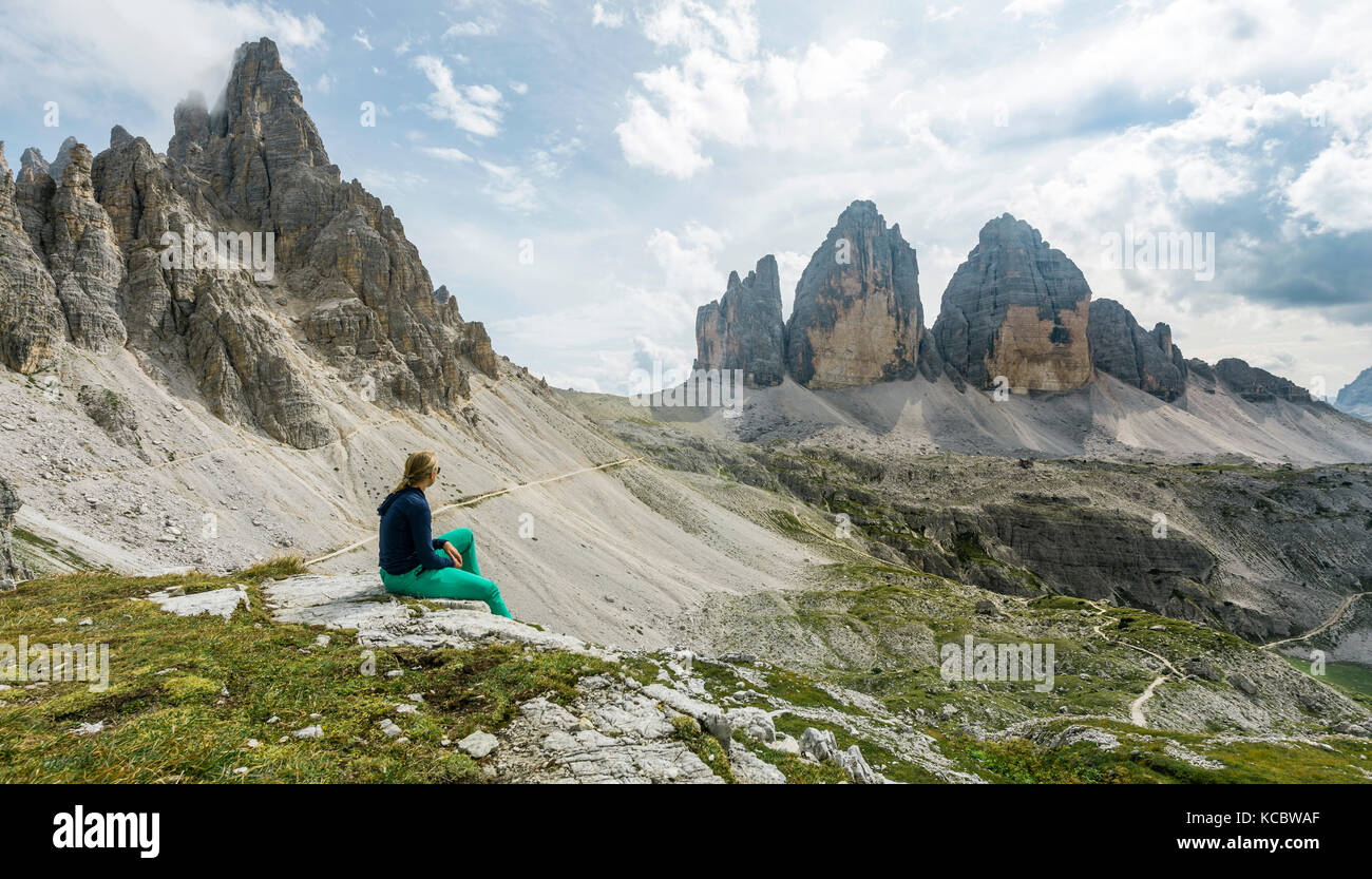 Wanderer macht eine Pause, nördlichen Mauern der Drei Zinnen, Sextner Dolomiten, Südtirol, Trentino - Südtirol, Alto-Adige, Italien Stockfoto