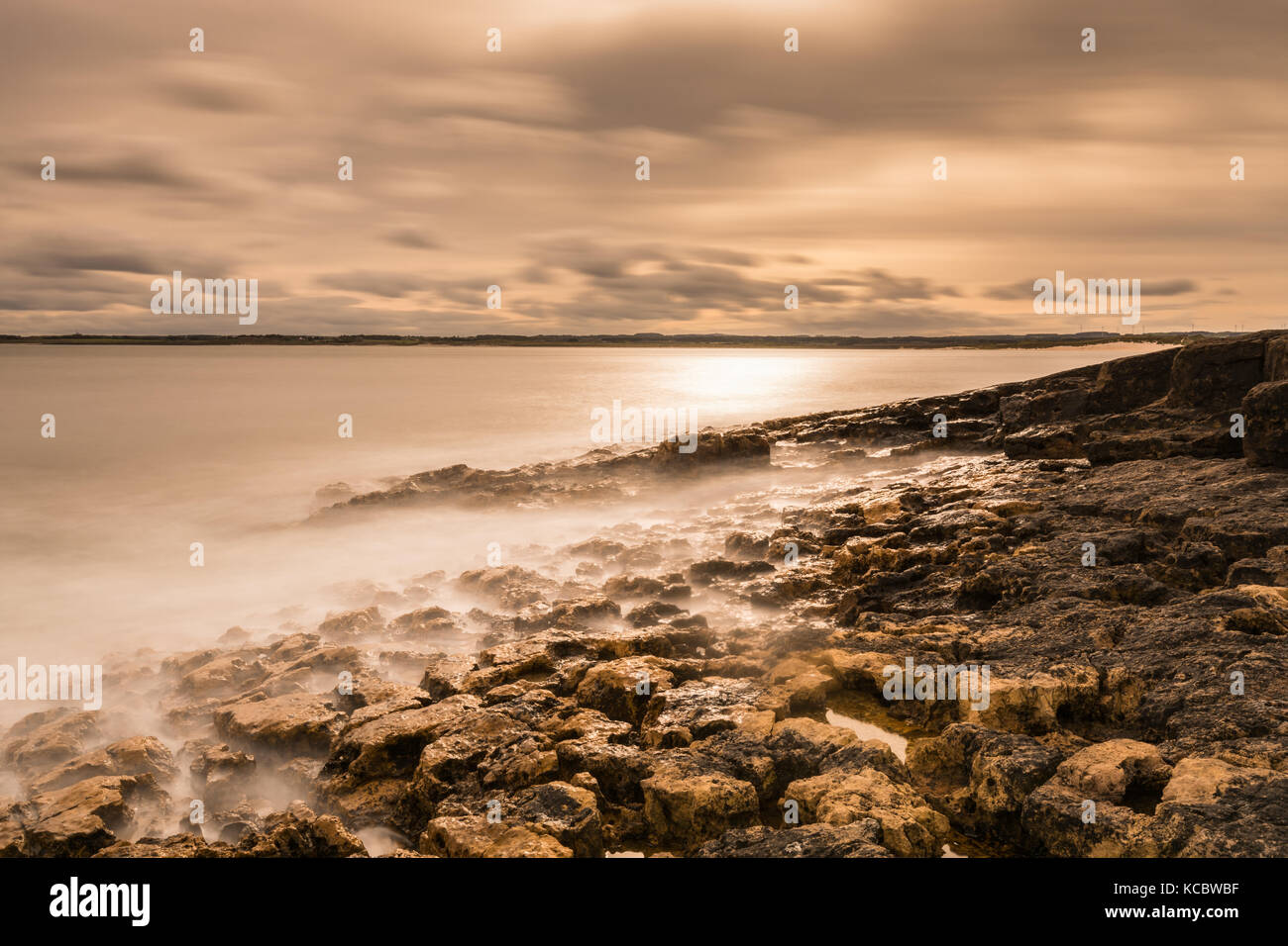 Lange Belichtung Sonnenuntergang an der Ebbe Nook, beadnell Northumberland Stockfoto