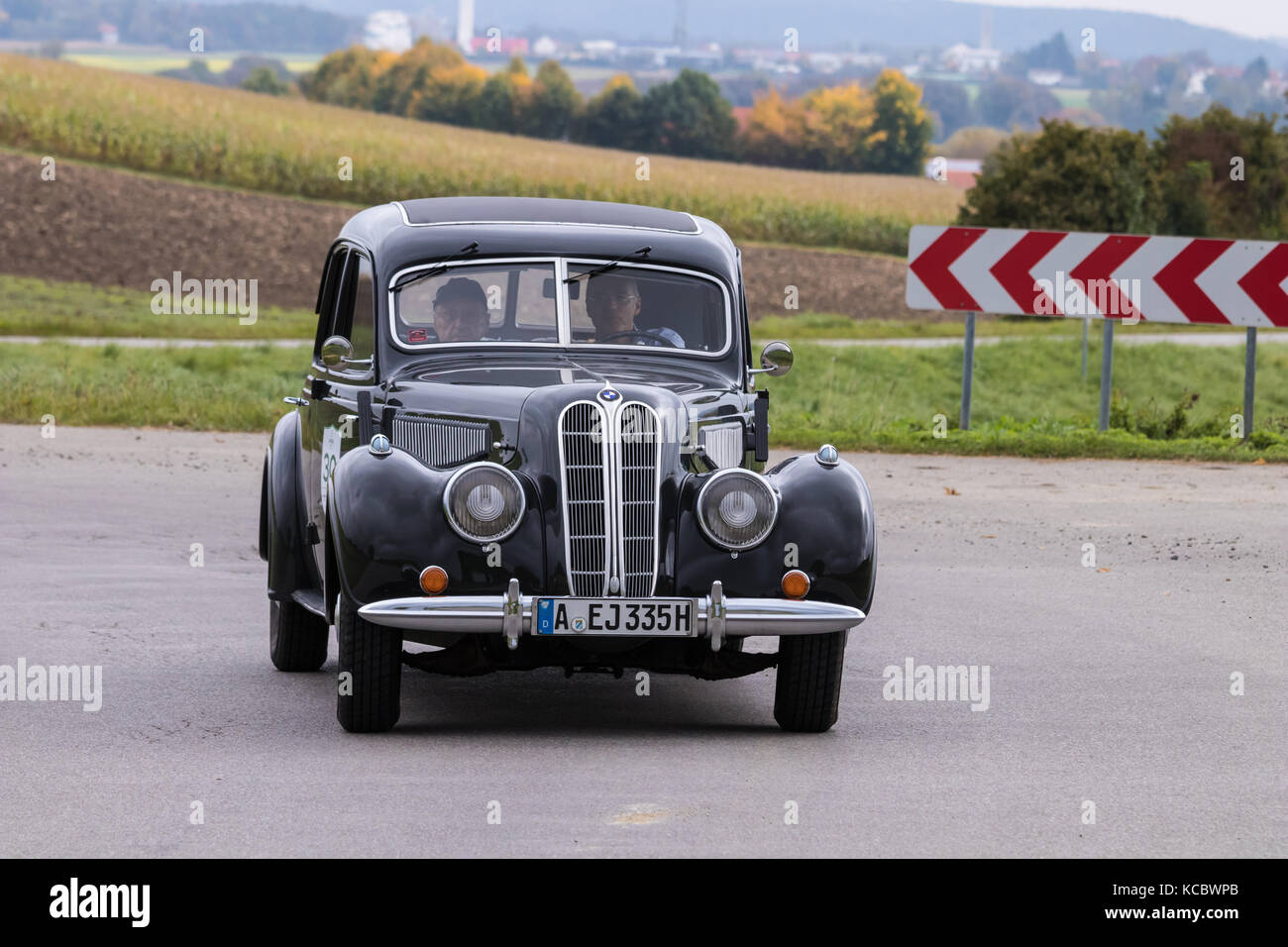 Augsburg, Deutschland - 1. Oktober 2017: BMW Oldtimer-Auto bei der Fuggerstadt Classic 2017 Oldtimer Rallye am 1. Oktober 2017 in Augsburg. Stockfoto