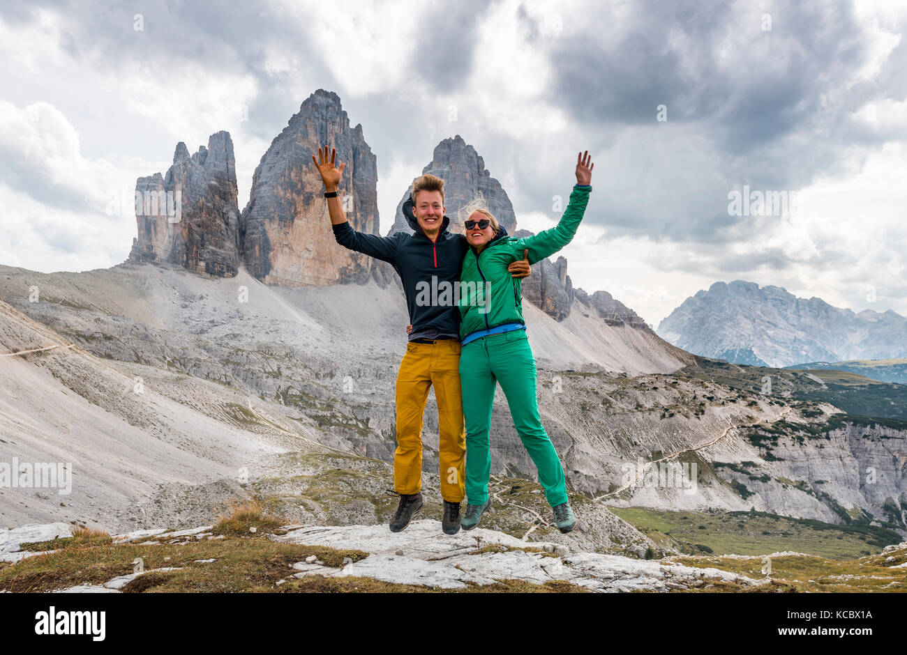 Zwei Wanderer eine Air Jump,Gesichter der Drei Zinnen, Sextner Dolomiten, Südtirol, Trentino - Südtirol, Alto-Adige Stockfoto