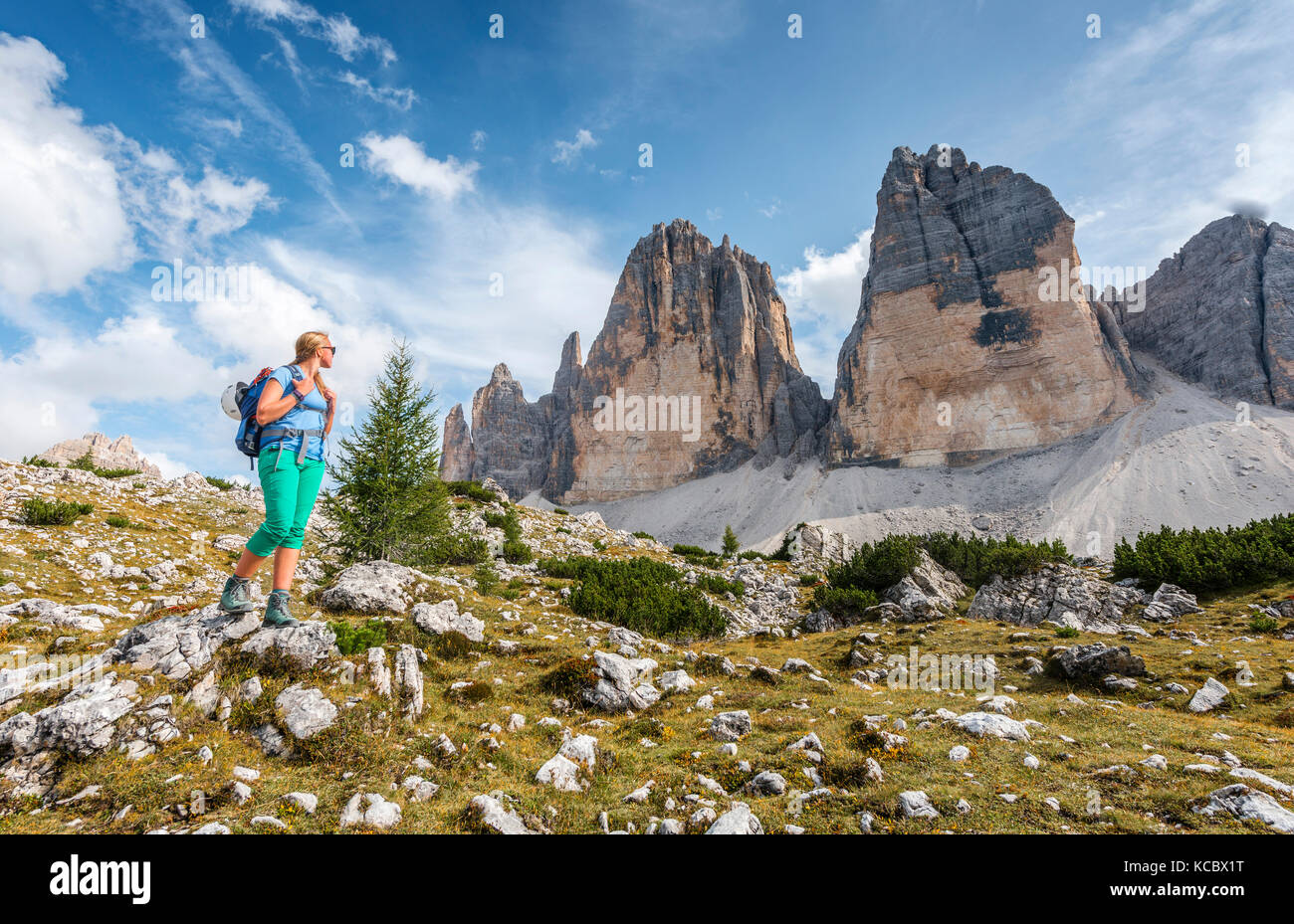 Wanderer auf dem Weg zum Col Forcellina, Nordwand der drei Zinnen von Lavaredo, Sexten Dolomiten, Südtirol Stockfoto