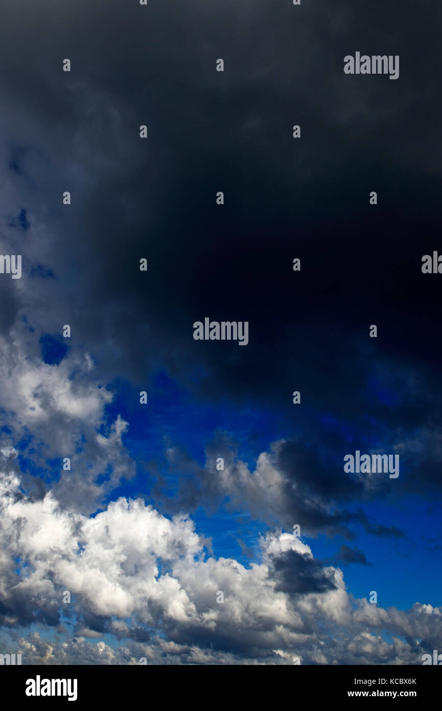 Wolken, Liparische oder Äolische Inseln, Sizilien, Italien Stockfoto