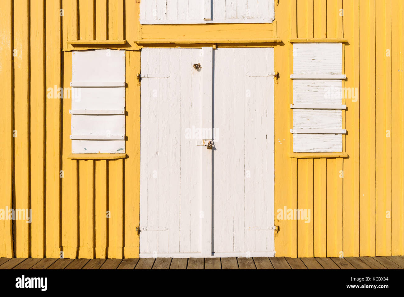 Weiße Tür und Fenster, Vorderseite gelbes Bootshaus, Hafen, Smögen, Smögenbryggan, Västra Götalands län, Bohuslän, Schweden Stockfoto
