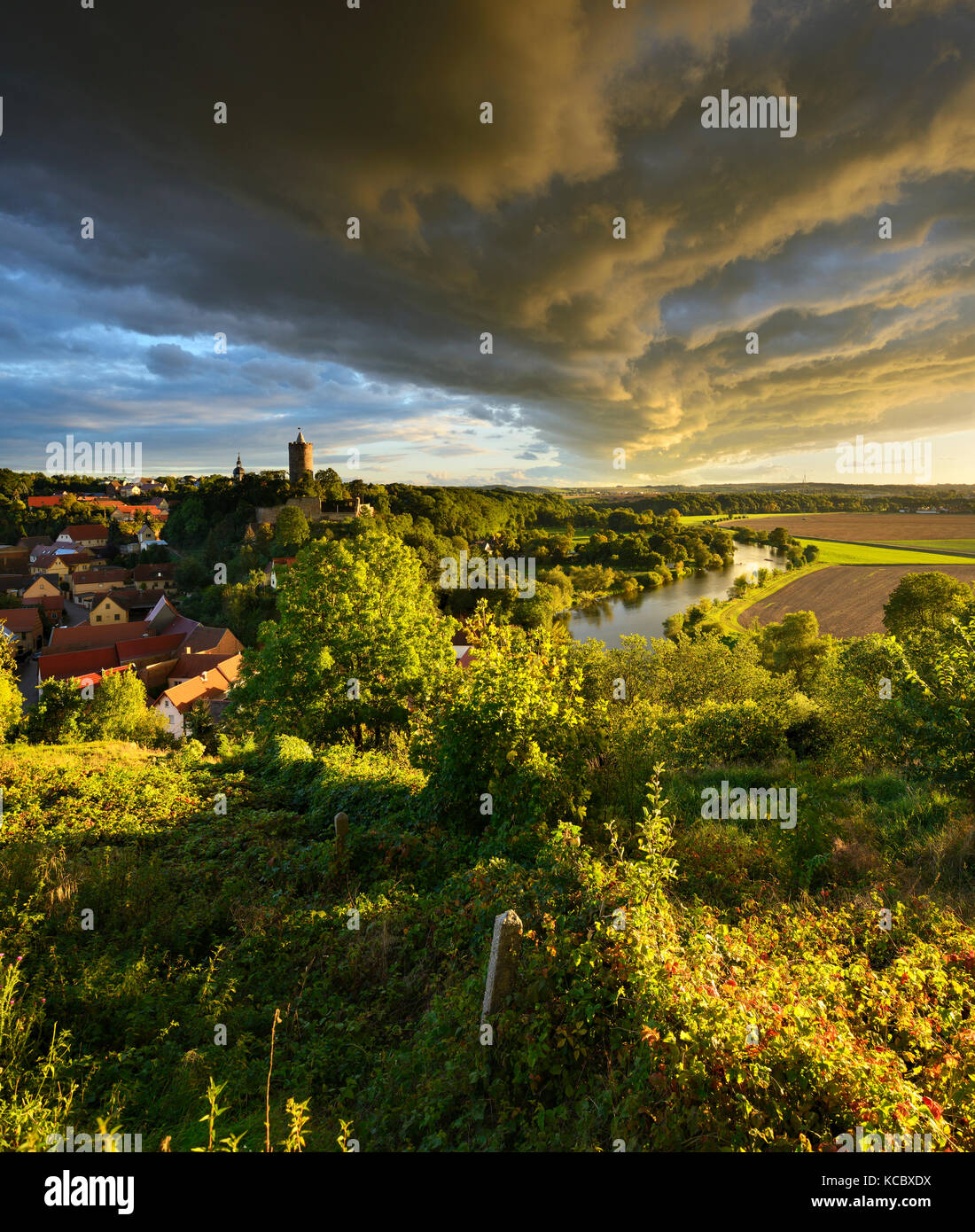 Dramatische Wolkenstimmung über Schönburg Dorf und Schloss im Saaltal, Naumburg, Sachsen-Anhalt, Deutschland Stockfoto