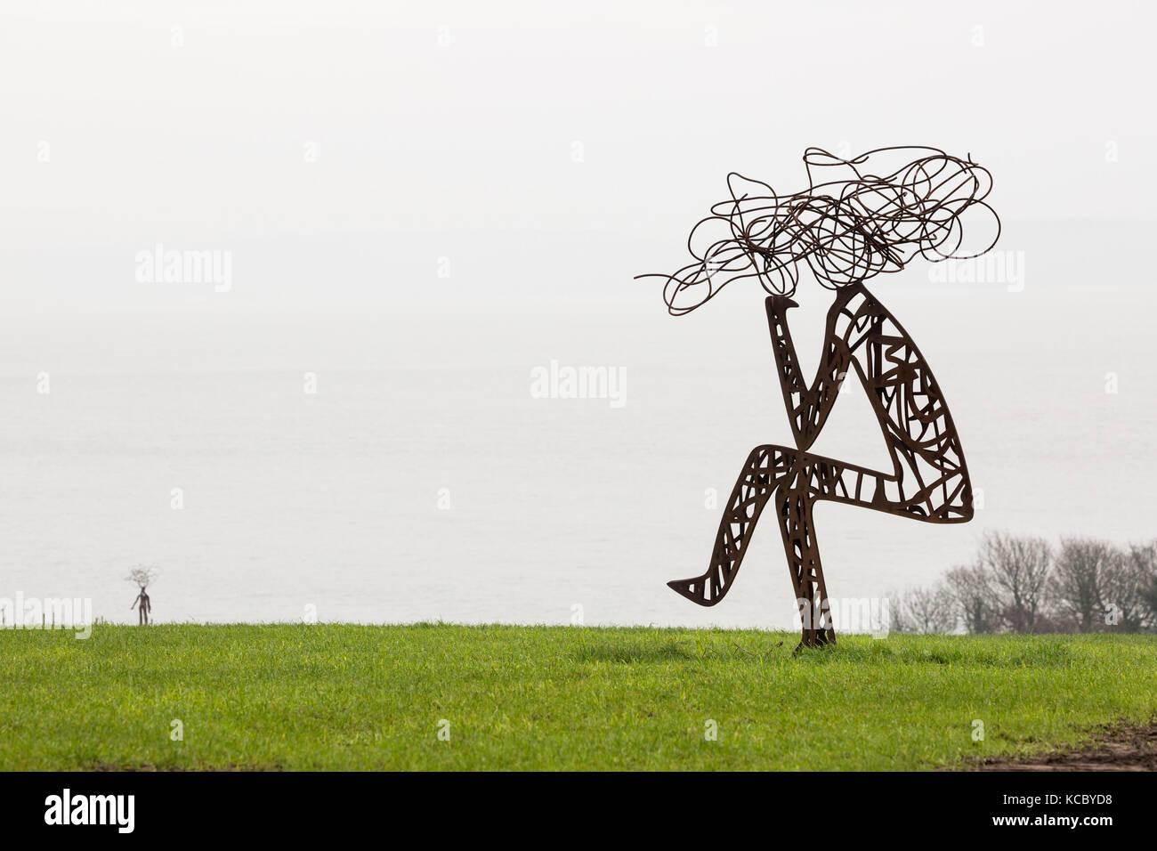 Outdoor Metall Skulptur von stilisierten Männer in Feld Stockfoto