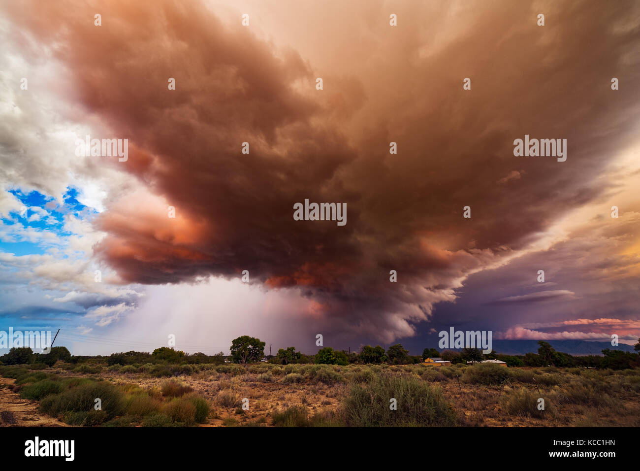 Gewitterwolken und dramatischer Sonnenuntergang Himmel in der Nähe von Belen, New Mexico Stockfoto