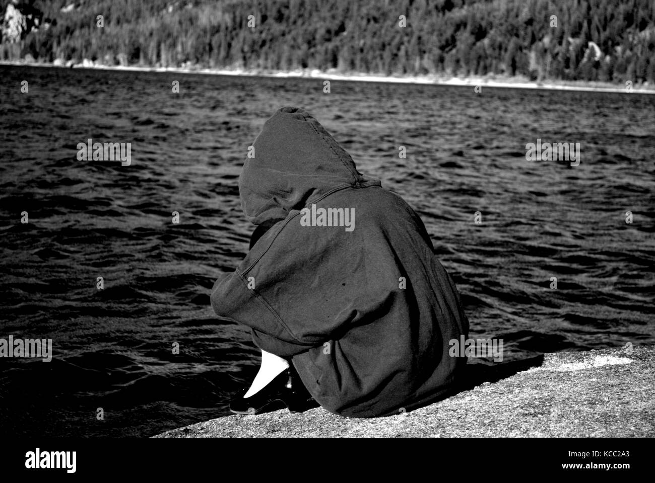 Meine Tochter gerade heraus hängend am See Stockfoto